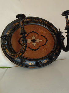 Porte chapeaux d'époque Napoléon III laqué noir et dorure . Centre avec broderie probablement d'origine.