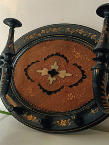 Porte chapeaux d'époque Napoléon III laqué noir et dorure . Centre avec broderie probablement d'origine.