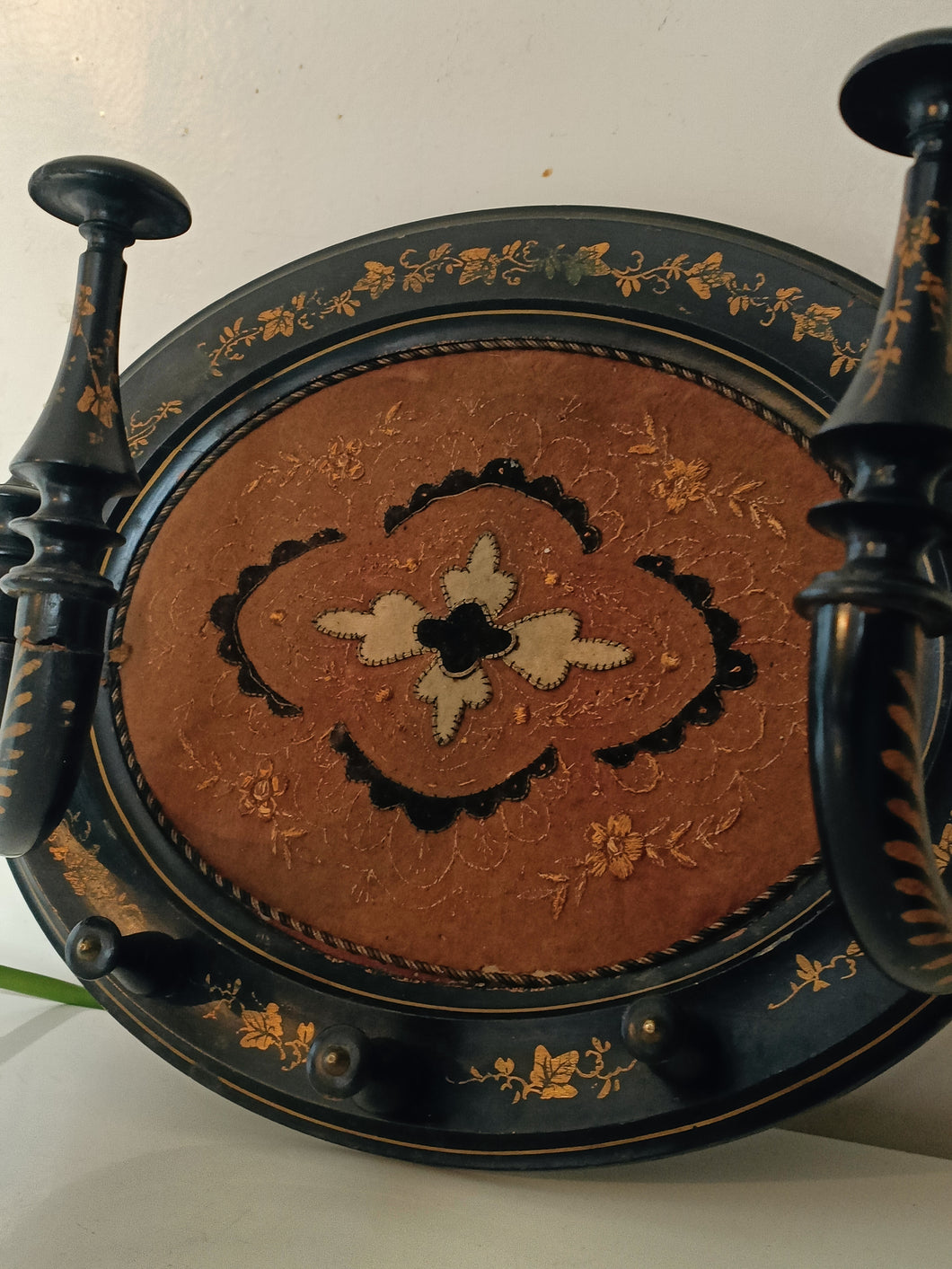 Porte chapeaux d'époque Napoléon III laqué noir et dorure . Centre avec broderie probablement d'origine.