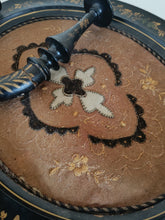 Charger l&#39;image dans la galerie, Porte chapeaux d&#39;époque Napoléon III laqué noir et dorure . Centre avec broderie probablement d&#39;origine.
