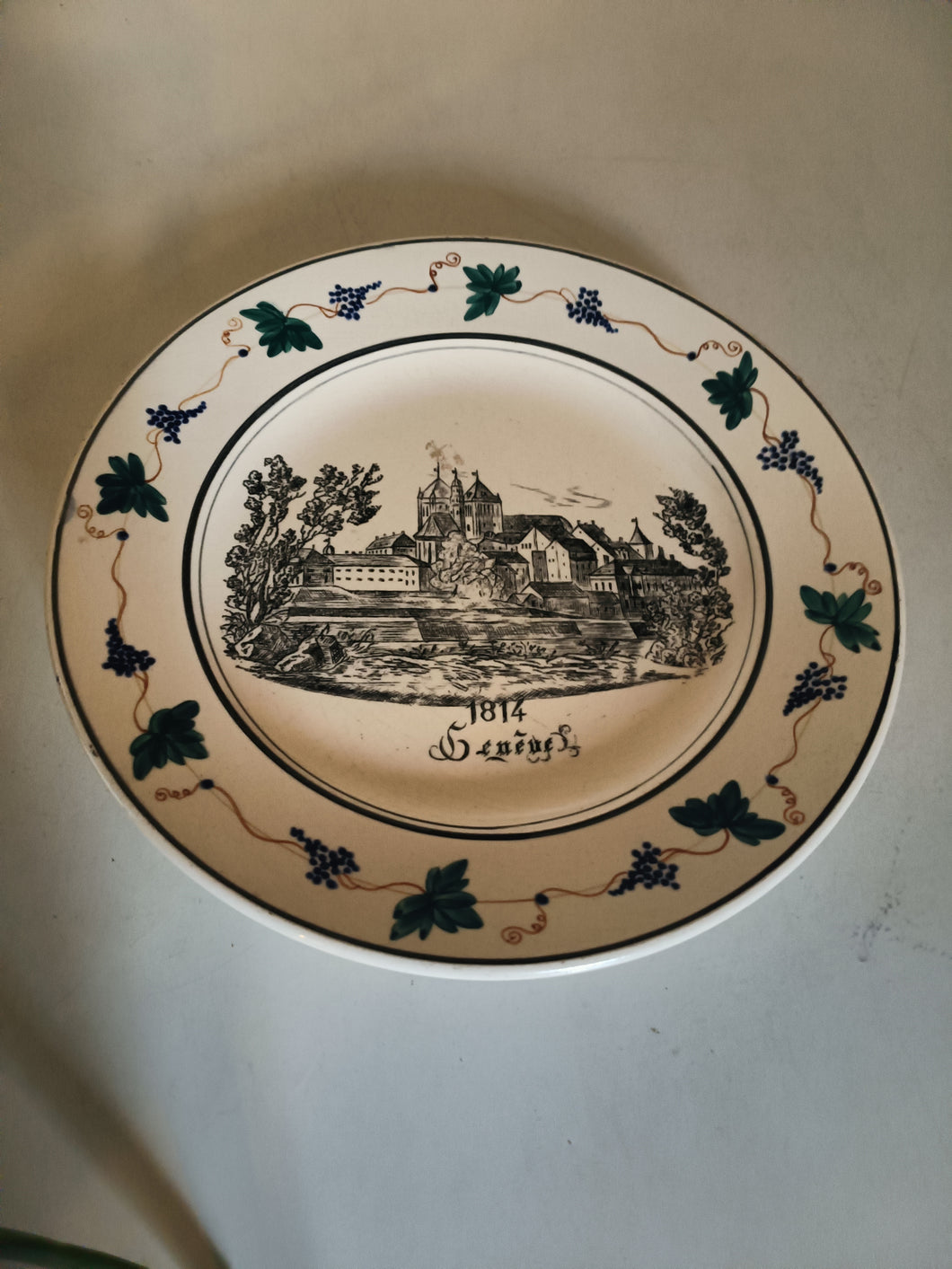 Assiette vieux Carouge en faïence au décor de la vielle ville de Genève.