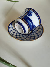 Charger l&#39;image dans la galerie, Tasse à thé et sous coupe, porcelaine fine lomonosov Impérial Russe peinte à main fabriqué à St Petersbourg
