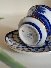 Charger l&#39;image dans la galerie, Tasse à thé et sous coupe, porcelaine fine lomonosov Impérial Russe peinte à main fabriqué à St Petersbourg
