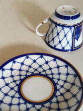 Charger l&#39;image dans la galerie, Tasse à thé et sous coupe, porcelaine fine lomonosov Impérial Russe peinte à main fabriqué à St Petersbourg

