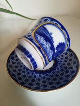 Charger l&#39;image dans la galerie, Lomonosov Impérial tasse et sous coupe en porcelaine fine peinte à la main .
