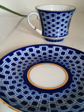 Charger l&#39;image dans la galerie, Lomonosov Impérial tasse et sous coupe en porcelaine fine peinte à la main .
