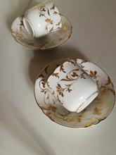 Charger l&#39;image dans la galerie, Vieux Paris porcelaine, paire de tasse et sous coupe à café . Peinte à l&#39;or fin . Parfait état .
