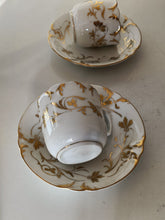 Charger l&#39;image dans la galerie, Vieux Paris porcelaine, paire de tasse et sous coupe à café . Peinte à l&#39;or fin . Parfait état .
