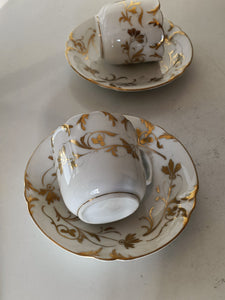 Vieux Paris porcelaine, paire de tasse et sous coupe à café . Peinte à l'or fin . Parfait état .