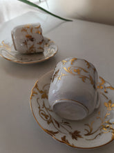 Charger l&#39;image dans la galerie, Vieux Paris porcelaine, paire de tasse et sous coupe à café . Peinte à l&#39;or fin . Parfait état .
