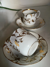 Charger l&#39;image dans la galerie, Vieux Paris porcelaine, paire de tasse et sous coupe à café . Peinte à l&#39;or fin . Parfait état .
