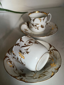 Vieux Paris porcelaine, paire de tasse et sous coupe à café . Peinte à l'or fin . Parfait état .