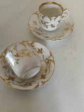 Charger l&#39;image dans la galerie, Vieux Paris porcelaine, paire de tasse et sous coupe à café . Peinte à l&#39;or fin . Parfait état .
