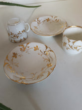 Charger l&#39;image dans la galerie, Vieux Paris porcelaine, paire de tasse et sous coupe à café . Peinte à l&#39;or fin . Parfait état .

