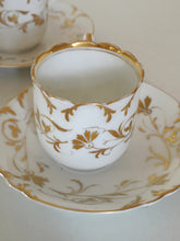 Charger l&#39;image dans la galerie, Vieux Paris porcelaine, paire de tasse et sous coupe à café . Peinte à l&#39;or fin . Parfait état .
