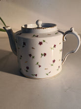 Charger l&#39;image dans la galerie, Rare théière vieux Nyon 18ème en porcelaine peinte à la main
