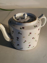 Charger l&#39;image dans la galerie, Rare théière vieux Nyon 18ème en porcelaine peinte à la main
