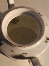 Charger l&#39;image dans la galerie, Rare théière vieux Nyon 18ème en porcelaine peinte à la main
