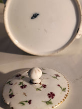 Charger l&#39;image dans la galerie, Rare théière vieux Nyon 18ème en porcelaine peinte à la main
