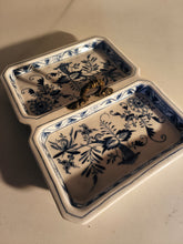 Charger l&#39;image dans la galerie, Edmé Samson fabricant de réplique de porcelaine ancienne à Paris. Plat à apéritif modèle Meissen décore bleu peint à la main . Avec petite poignée en bronze .vers 1950
