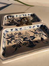 Charger l&#39;image dans la galerie, Edmé Samson fabricant de réplique de porcelaine ancienne à Paris. Plat à apéritif modèle Meissen décore bleu peint à la main . Avec petite poignée en bronze .vers 1950
