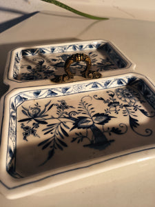 Edmé Samson fabricant de réplique de porcelaine ancienne à Paris. Plat à apéritif modèle Meissen décore bleu peint à la main . Avec petite poignée en bronze .vers 1950
