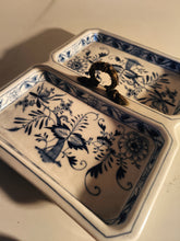Charger l&#39;image dans la galerie, Edmé Samson fabricant de réplique de porcelaine ancienne à Paris. Plat à apéritif modèle Meissen décore bleu peint à la main . Avec petite poignée en bronze .vers 1950
