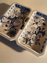 Charger l&#39;image dans la galerie, Edmé Samson fabricant de réplique de porcelaine ancienne à Paris. Plat à apéritif modèle Meissen décore bleu peint à la main . Avec petite poignée en bronze .vers 1950
