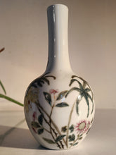 Charger l&#39;image dans la galerie, Ravissant vase bouteille chinois début XXÈME peinture émaillée polychrome. Décors fleurs et oiseau. Signature rouge de fer 6 caractères
