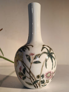 Ravissant vase bouteille chinois début XXÈME peinture émaillée polychrome. Décors fleurs et oiseau. Signature rouge de fer 6 caractères