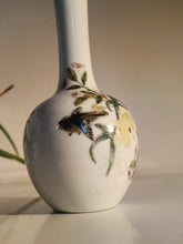 Charger l&#39;image dans la galerie, Ravissant vase bouteille chinois début XXÈME peinture émaillée polychrome. Décors fleurs et oiseau. Signature rouge de fer 6 caractères
