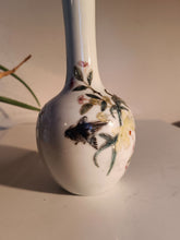 Charger l&#39;image dans la galerie, Ravissant vase bouteille chinois début XXÈME peinture émaillée polychrome. Décors fleurs et oiseau. Signature rouge de fer 6 caractères
