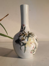 Charger l&#39;image dans la galerie, Ravissant vase bouteille chinois début XXÈME peinture émaillée polychrome. Décors fleurs et oiseau. Signature rouge de fer 6 caractères
