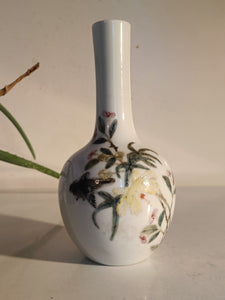 Ravissant vase bouteille chinois début XXÈME peinture émaillée polychrome. Décors fleurs et oiseau. Signature rouge de fer 6 caractères