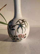 Charger l&#39;image dans la galerie, Ravissant vase bouteille chinois début XXÈME peinture émaillée polychrome. Décors fleurs et oiseau. Signature rouge de fer 6 caractères
