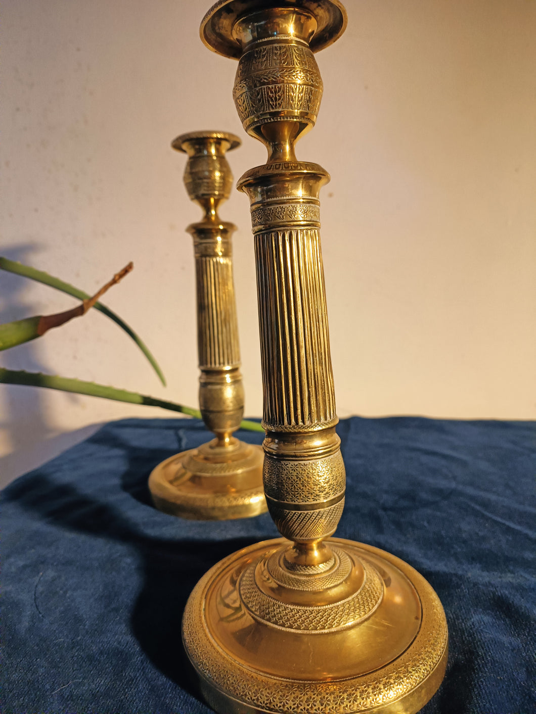 Belle paire de bougeoirs en bronze d'époque Restauration (milieu XIXE) décors finement guillochés