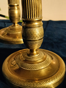 Belle paire de bougeoirs en bronze d'époque Restauration (milieu XIXE) décors finement guillochés