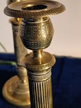 Charger l&#39;image dans la galerie, Belle paire de bougeoirs en bronze d&#39;époque Restauration (milieu XIXE) décors finement guillochés
