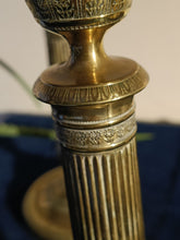 Charger l&#39;image dans la galerie, Belle paire de bougeoirs en bronze d&#39;époque Restauration (milieu XIXE) décors finement guillochés
