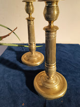 Charger l&#39;image dans la galerie, Belle paire de bougeoirs en bronze d&#39;époque Restauration (milieu XIXE) décors finement guillochés
