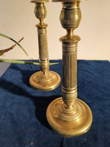 Belle paire de bougeoirs en bronze d'époque Restauration (milieu XIXE) décors finement guillochés