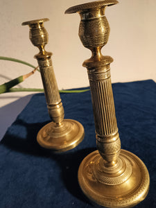 Belle paire de bougeoirs en bronze d'époque Restauration (milieu XIXE) décors finement guillochés