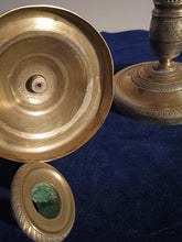 Charger l&#39;image dans la galerie, Belle paire de bougeoirs en bronze d&#39;époque Restauration (milieu XIXE) décors finement guillochés
