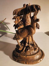 Charger l&#39;image dans la galerie, Paire de bougeoirs en bois sculpté de Brienz. Décors chamois
