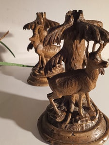 Paire de bougeoirs en bois sculpté de Brienz. Décors chamois