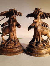 Charger l&#39;image dans la galerie, Paire de bougeoirs en bois sculpté de Brienz. Décors chamois
