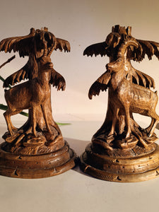 Paire de bougeoirs en bois sculpté de Brienz. Décors chamois