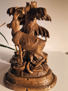 Paire de bougeoirs en bois sculpté de Brienz. Décors chamois