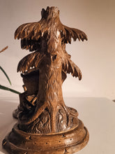 Charger l&#39;image dans la galerie, Paire de bougeoirs en bois sculpté de Brienz. Décors chamois
