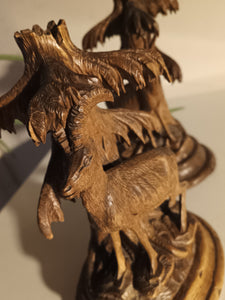 Paire de bougeoirs en bois sculpté de Brienz. Décors chamois